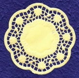Barockdeckchen mit Rosenrand - perlmutt beige